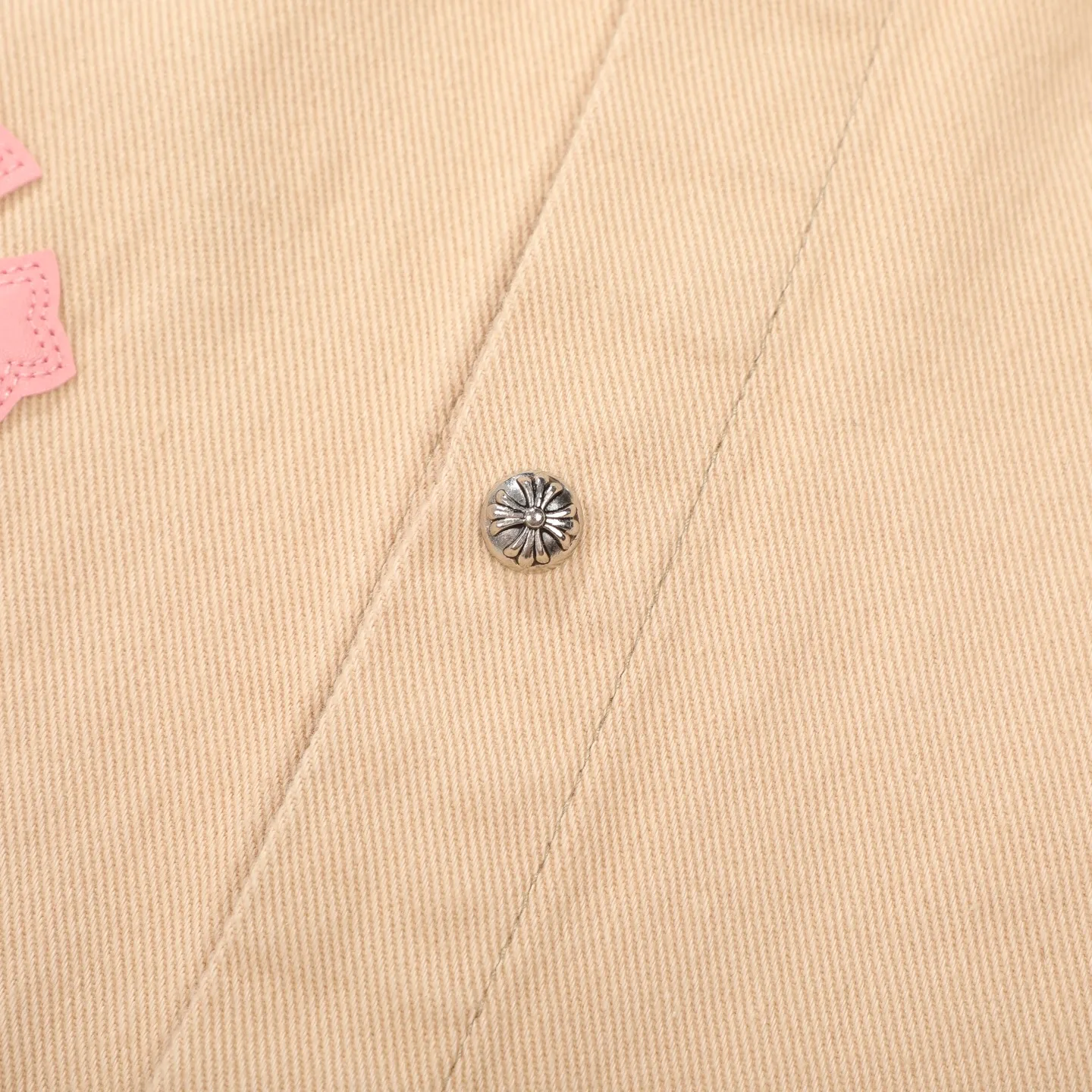 P260 Chrome Hearts丨Chloe Hearts 25ss Cherry Blossom Pink Leather Jacket Same Style for Men and Women WorkDog Pink Leather Jacket, a timeless workwear series. The fabric is made of custom-woven high-density canvas, which took more than two months. It was subsequently lightly coated to give the whole body a glossy look~ Zero color difference was achieved, and the fabric texture details were all in place! The crosses of the accessories are all genuine sheepskin, hand-stitched! The actual texture is better, the upper body is stiff, and it is OK for both men and women. The dark cross leather element has its own aura and can be worn with any outfit to slay the audience! Let you easily control the rate of return! The cross stitching is all lambskin, the inner leather is first-layer calfskin, the hardware is silver-plated, and the details are full. Size: S/M/L/XL Length: 66/68/70/72 Bust: 55/57.5/60/62.5 Shoulder width: 45.5/47.5/49.5/51.5 Sleeve length: 62/63/64/65
